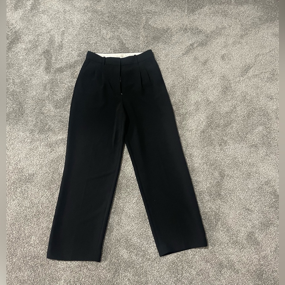 Aritzia Effortless Pant in Crepette - Black - Sz. 8